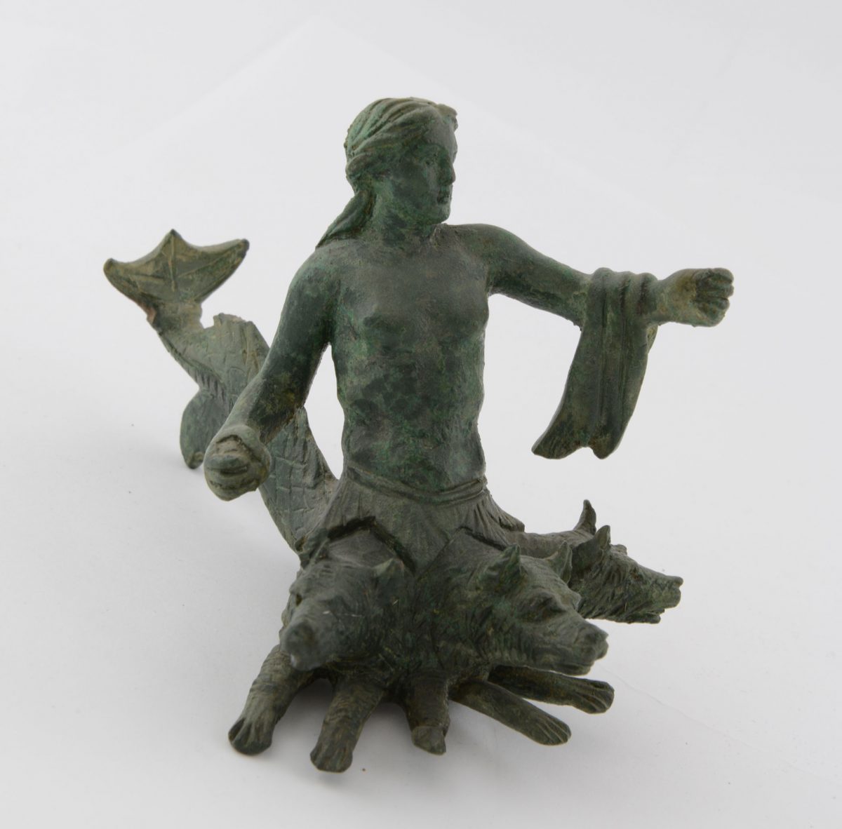 Χάλκινο ειδώλιο Σκύλλας που απειλεί με πέτρα τον αντίπαλο, ενώ τον αποκρούει με το αριστερό χέρι, κρατώντας πηδάλιο ή κουπί. Από το Καταφύλλι Καρδίτσας, τέλη 4ου αι. π.Χ. (© TAΠΑ/Εθνικό Αρχαιολογικό Μουσείο)