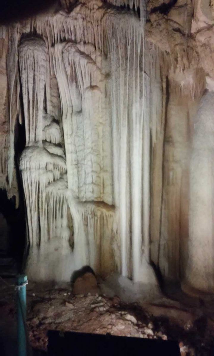Σπήλαιο της Αλιστράτης, χίλια μέτρα μιας απίστευτα όμορφης διαδρομής, ανάμεσα σε σταλακτίτες και σταλαγμίτες, σε βάθος 60 μέτρων (φωτ. ΑΠΕ-ΜΠΕ). 