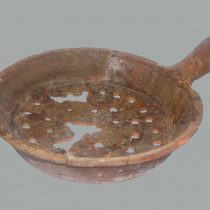 Μαγειρικό σκεύος (τηγάνι) με διάτρητο πυθμένα και εφυάλωση (μετά το 1312). Φωτ.: Αρχείο της Εφορείας Αρχαιοτήτων Ηλείας / ΥΠΠΟΑ / ΤΑΠ.   