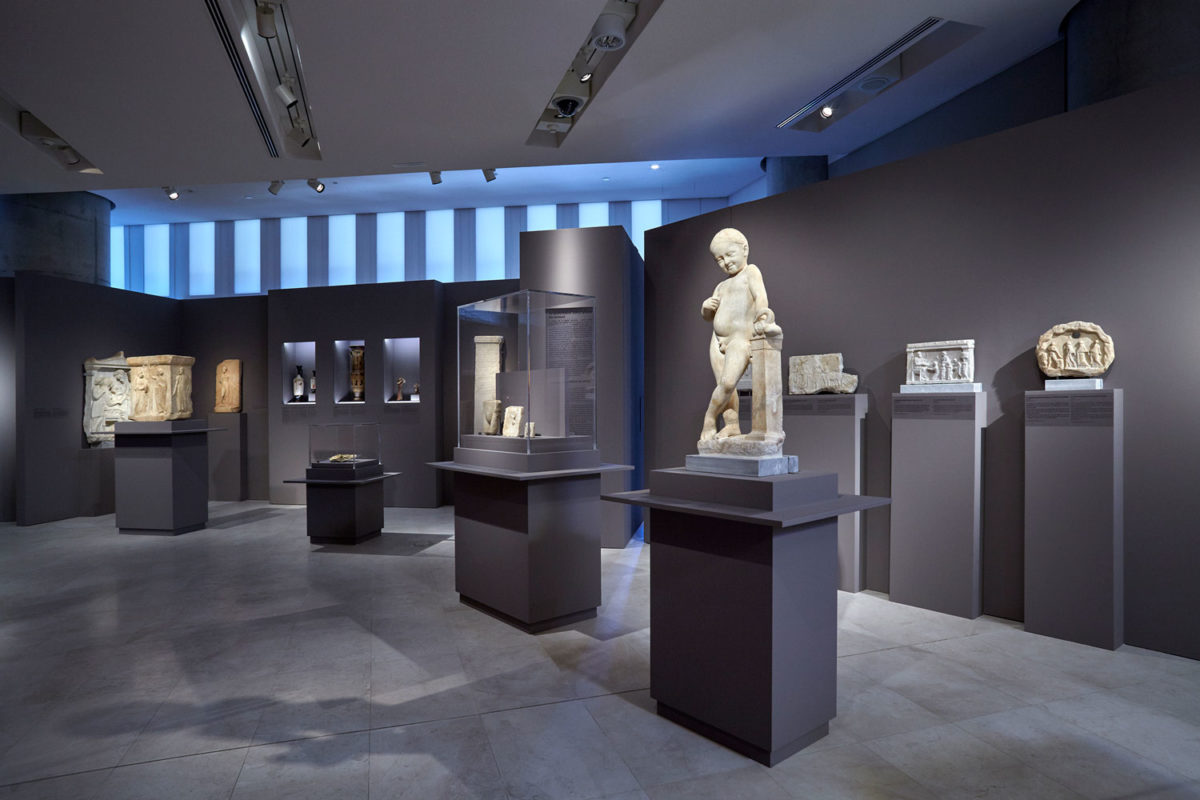 Άποψη της έκθεσης «εmotions, ένας κόσμος συναισθημάτων», την οποία συνδιοργανώνουν το Μουσείο της Ακρόπολης με το Ίδρυμα Ωνάση (φωτ.: Γιώργος Βιτσαρόπουλος).