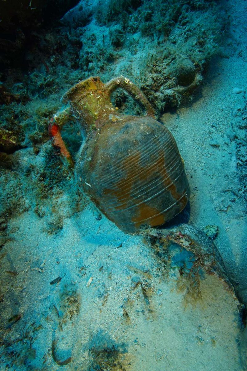 Αμφορέας των ύστερων ρωμαϊκών χρόνων στο βυθό. Φωτ.: Βασίλης Μεντόγιαννης. © Εφορεία Εναλίων Αρχαιοτήτων-ΥΠΠΟΑ/ R.P.M. Nautical Foundation.