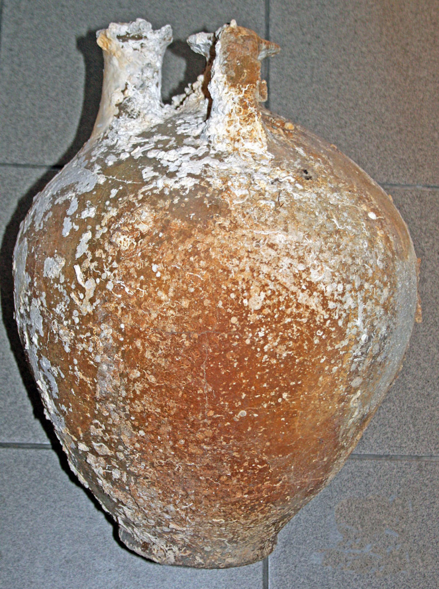 Αμφορέας που βρέθηκε και κατασχέθηκε στην Κάλυμνο (φωτ. Λιμενικό Σώμα).