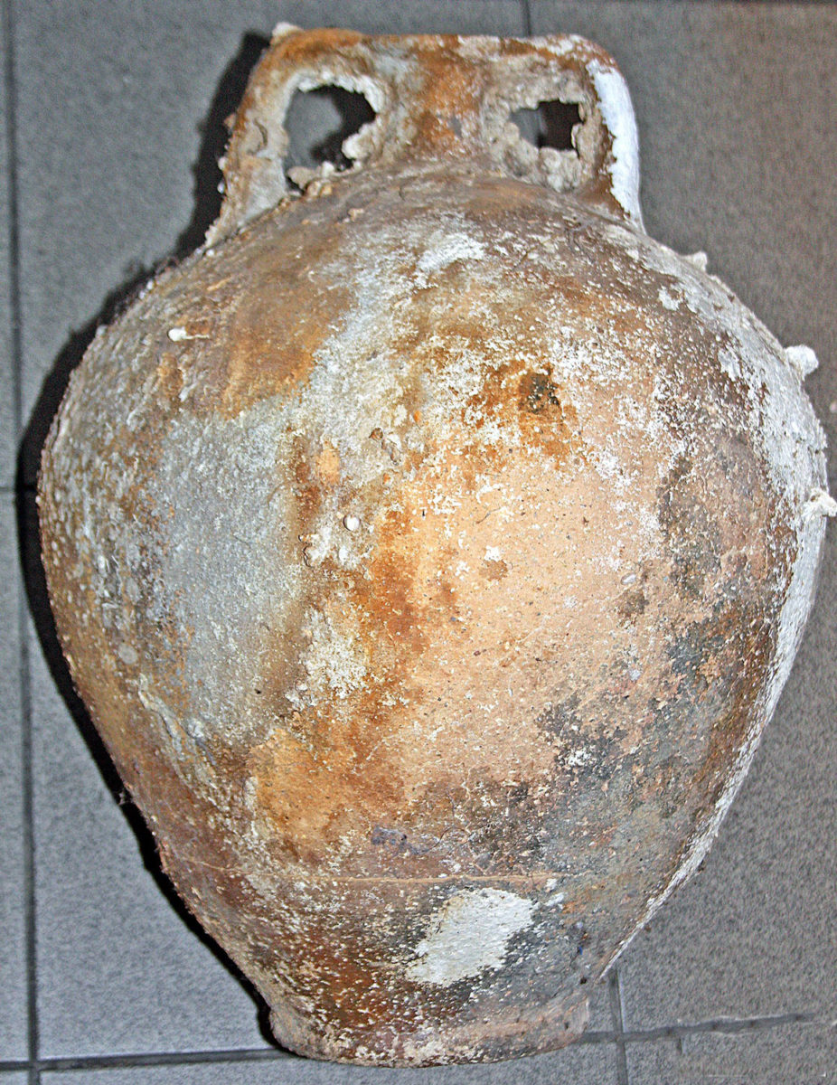 Αμφορέας που βρέθηκε και κατασχέθηκε στην Κάλυμνο (φωτ. Λιμενικό Σώμα).