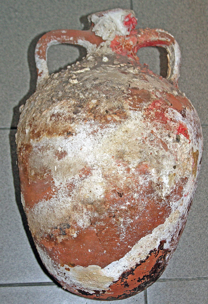 Αμφορέας που βρέθηκε και κατασχέθηκε στην Κάλυμνο (φωτ. Λιμενικό Σώμα).