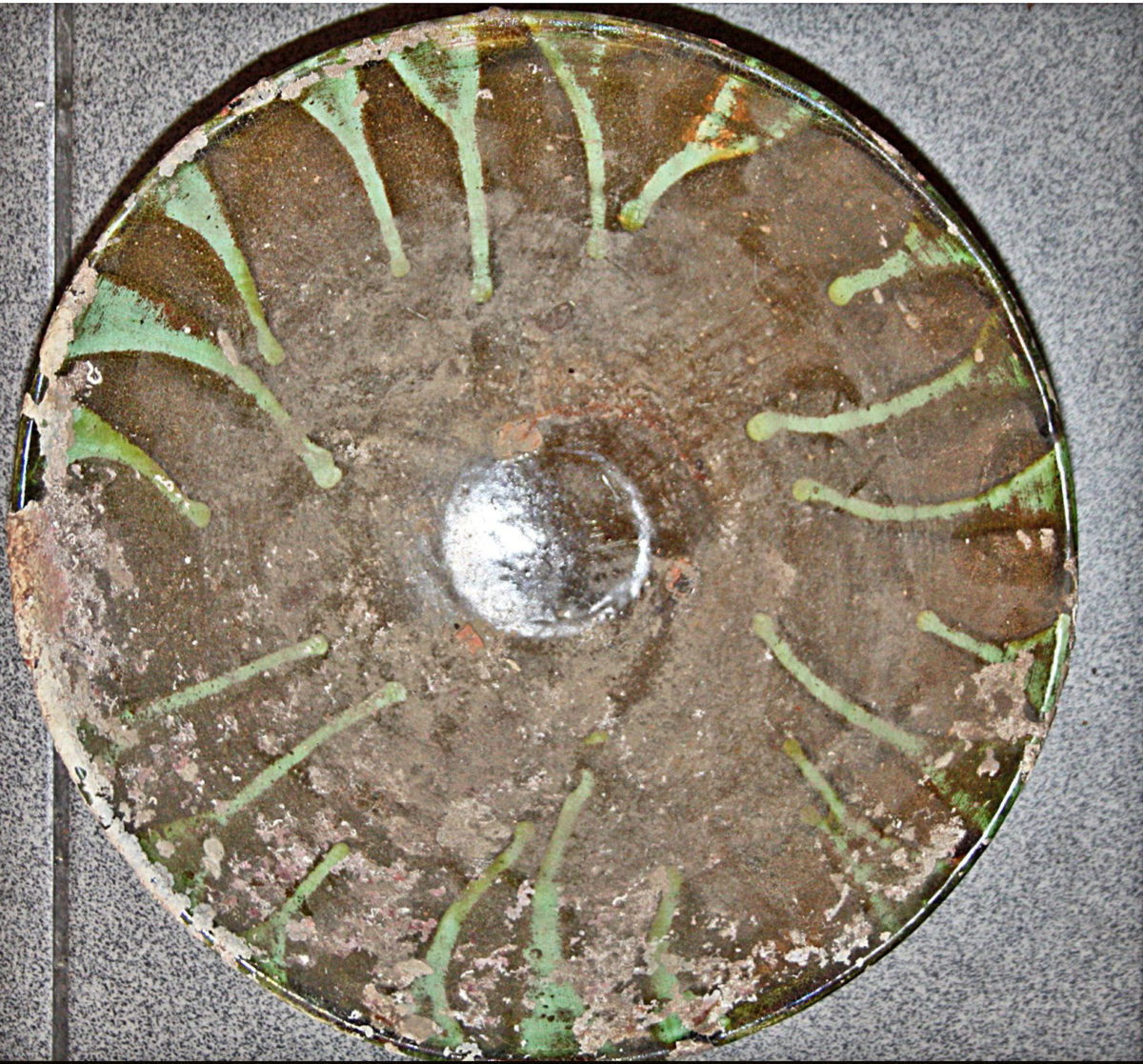 Πήλινη φιάλη που βρέθηκε και κατασχέθηκε στην Κάλυμνο (φωτ. Λιμενικό Σώμα).