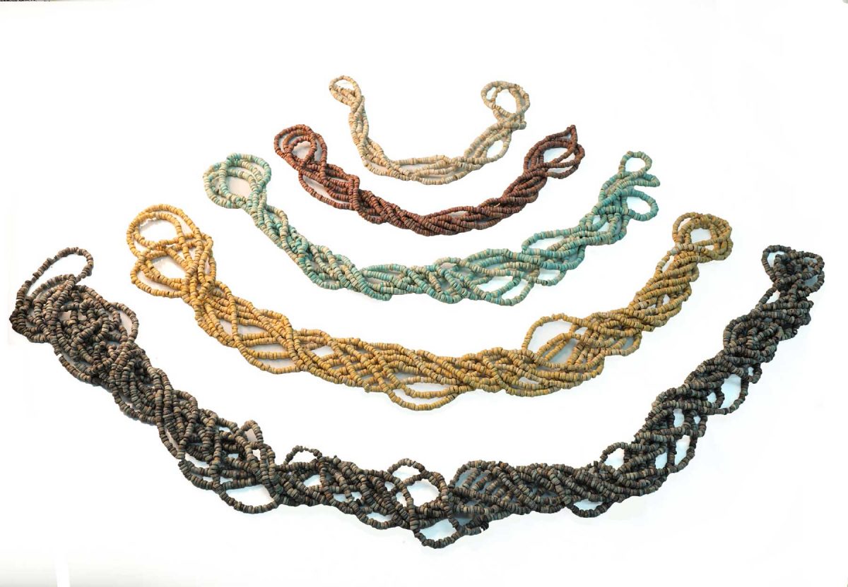 Περιδέραια από χάνδρες φαγεντιανής σε ποικιλία αποχρώσεων. 13ος αι. π.Χ. Μυκήνες, θαλαμωτοί τάφοι. ©: ΤΑΠΑ / Εθνικό Αρχαιολογικό Μουσείο.