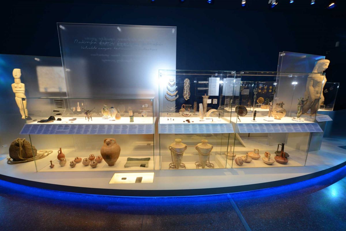 Άποψη της ενότητας «Πολύτιμα φορτία: μαρτυρίες πολιτισμών» της περιοδικής έκθεσης «Οδύσσειες». ©: ΤΑΠΑ / Εθνικό Αρχαιολογικό Μουσείο.