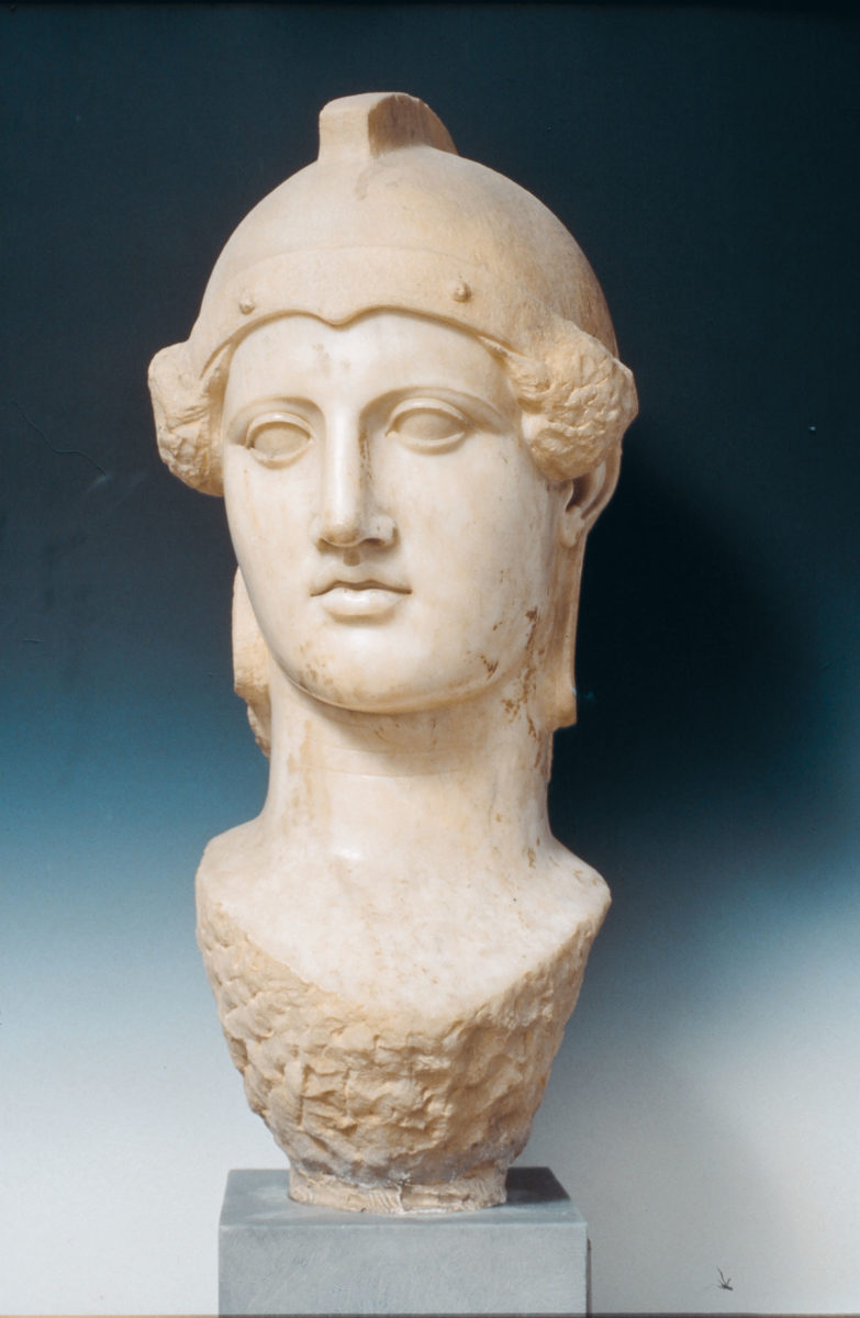 Κεφαλή Αθηνάς, 2ος αι. μ.Χ., αντίγραφο πρωτότυπου έργου του 430 π.Χ. Γνωστή ως Αθηνά της Πνυκός, η υπερφυσικού μεγέθους κεφαλή ήταν ένθετη
σε κολοσσικό άγαλμα. Αντίγραφο της εποχής των Αντωνίνων (2ος αι. μ.Χ.), το έργο αποδίδεται στον Φειδία ή σε μαθητή του. (© TAΠΑ/Εθνικό Αρχαιολογικό Μουσείο)
