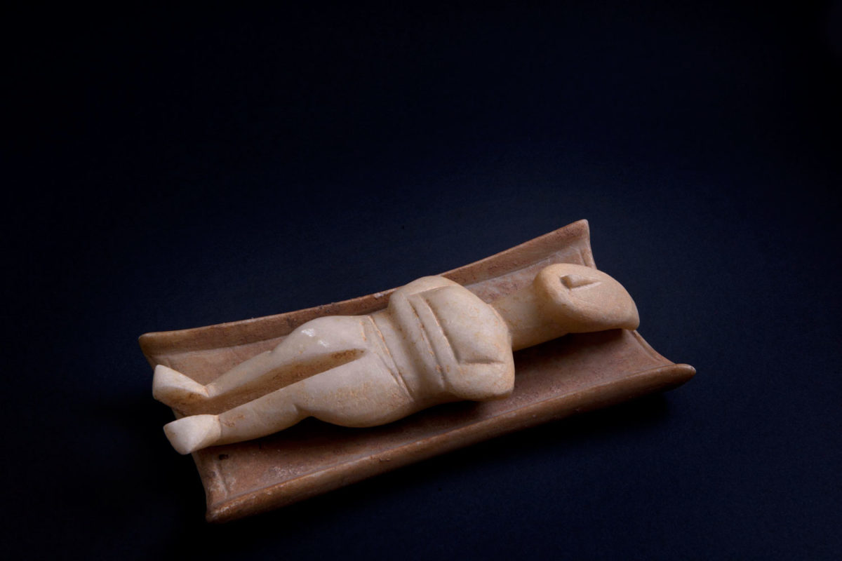 Μαρμάρινο πινάκιο και μαρμάρινο γυναικείο ειδώλιο. Πρωτοκυκλαδική ΙΙ περίοδος (περ. 2700-2400/2300 π.Χ.). Μουσείο Κυκλαδικής Τέχνης, αρ. ευρ. ΝΓ 104α και ΝΓ 88α. Φωτ.: © Μουσείο Κυκλαδικής Τέχνης / Ειρήνη Μίαρη.