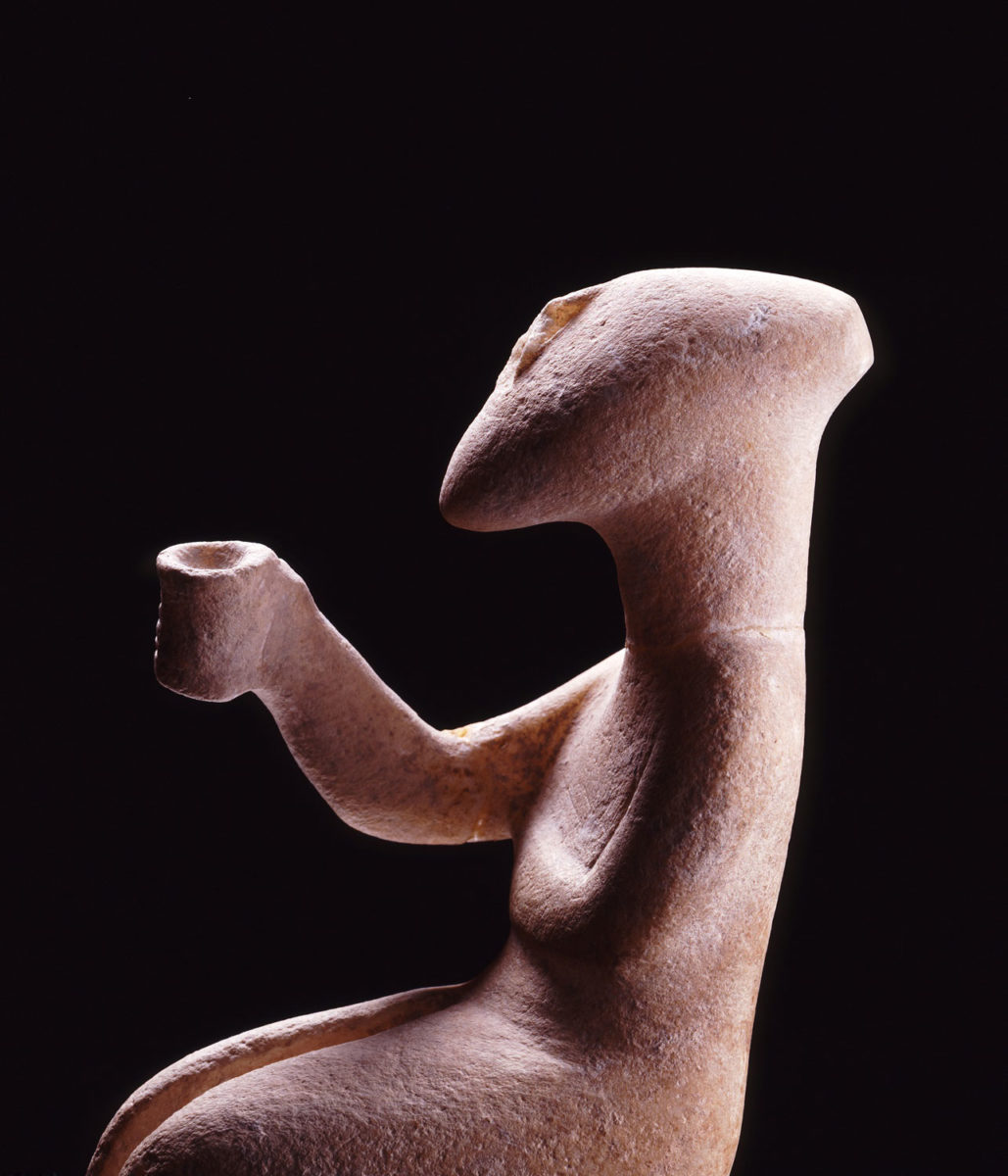 Μαρμάρινο ειδώλιο καθιστής μορφής. Ο «εγείρων πρόποσιν». Πρωτοκυκλαδική ΙΙ περίοδος (περ. 2700-2400/2300 π.Χ.). Μουσείο Κυκλαδικής Τέχνης, αρ. ευρ. ΝΓ 286. Φωτ.:  © Μουσείο Κυκλαδικής Τέχνης / Γιώργος Φαφαλής.