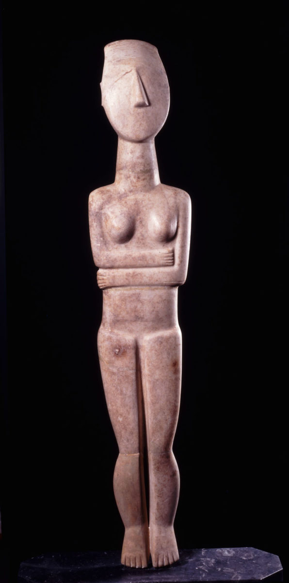 Μαρμάρινο άγαλμα γυναικείας μορφής. Τα μεγάλων διαστάσεων γλυπτά θεωρείται ότι είχαν λατρευτική χρήση. Κανονικός τύπος, παραλλαγή Σπεδού. Πρωτοκυκλαδική ΙΙ περίοδος (περ. 2700-2400/2300 π.Χ.). Μουσείο Κυκλαδικής Τέχνης, αρ. ευρ. ΝΓ 724. Φωτ.: © Μουσείο Κυκλαδικής Τέχνης / Γιώργος Φαφαλής.