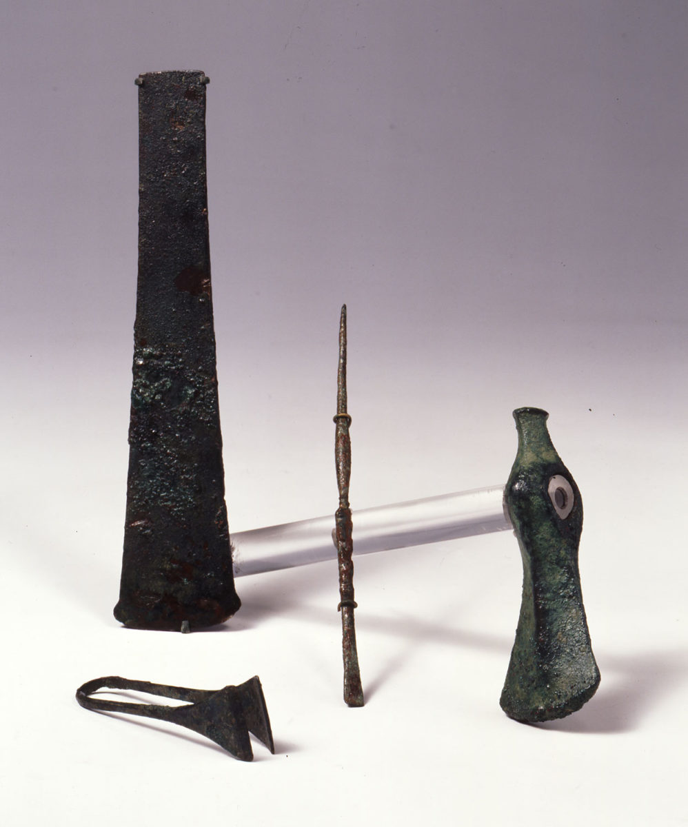 Χάλκινα εργαλεία. Πρωτοκυκλαδική ΙΙ περίοδος (περ. 2700-2400/2300 π.Χ.). Μουσείο Κυκλαδικής Τέχνης, αρ. ευρ. ΝΓ 224, ΝΓ 976, ΝΓ 298 και ΝΓ 225. Φωτ.: © Μουσείο Κυκλαδικής Τέχνης / Γιώργος Φαφαλής.