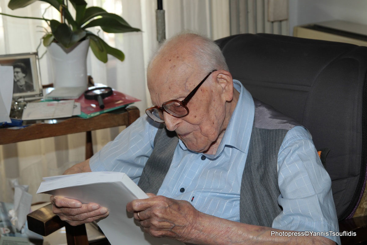 Ο Εμμανουήλ Κριαράς.