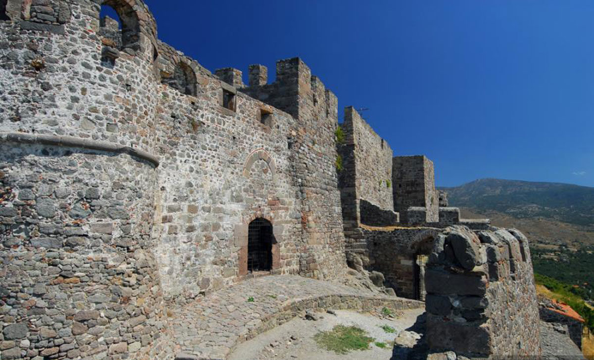 Σύμφωνα με ανακοίνωση της Εφορείας Αρχαιοτήτων Λέσβου, πλέον το Κάστρο Μολύβου είναι ανοιχτό για το κοινό.