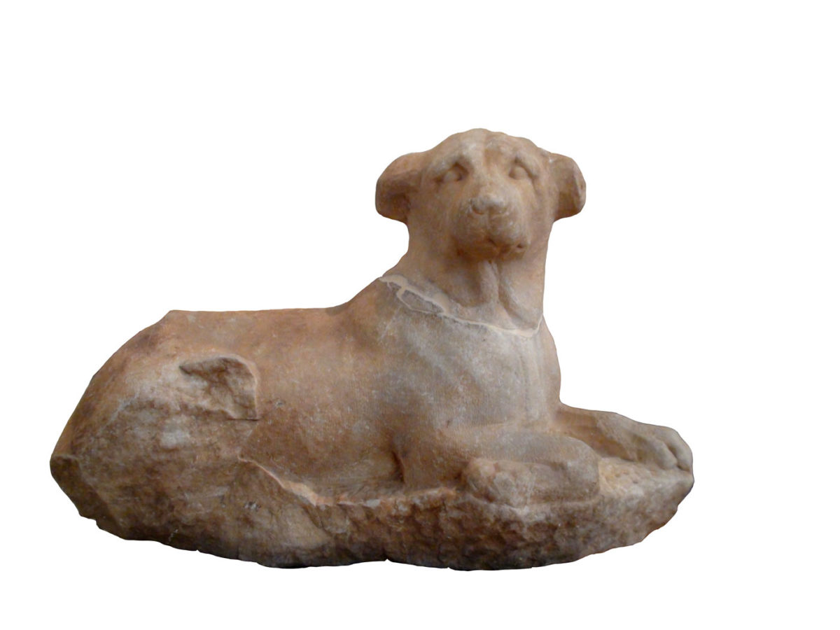 Επιτύμβιο άγαλμα σκύλου. Βρέθηκε στον Πειραιά. 370-360 π.Χ. (© TAΠΑ/Εθνικό Αρχαιολογικό Μουσείο).