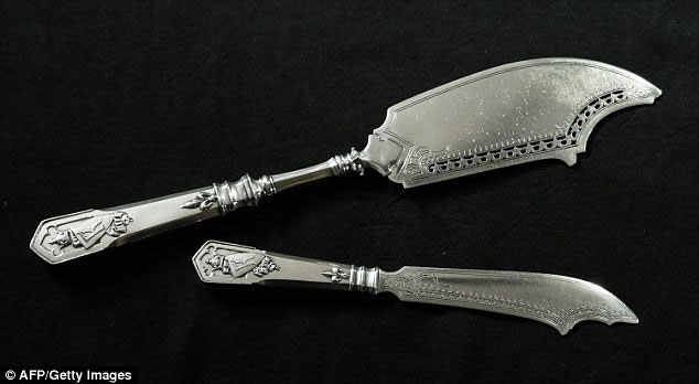 Δύο μαχαίρια Φαμπερζέ εμφανίστηκαν ξανά, 100 χρόνια μετά