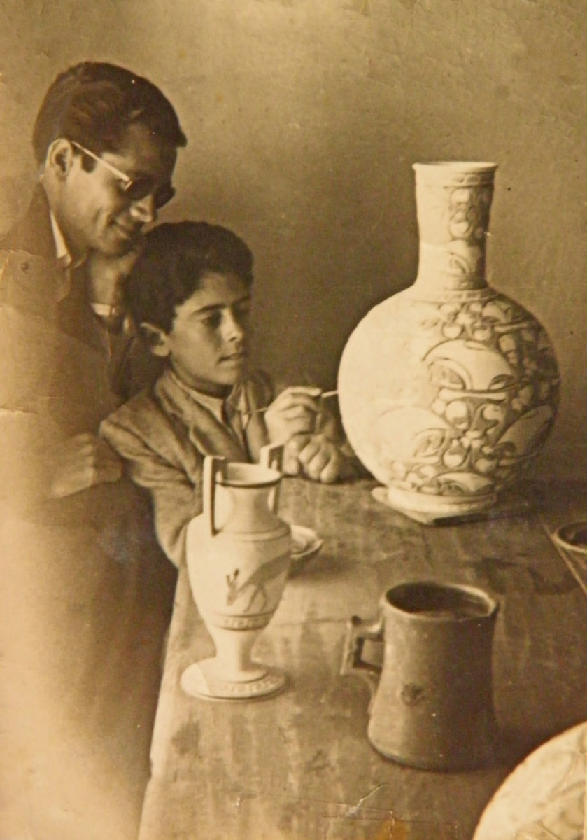 Ο Νάσος Μυλωνάς, διευθυντής του καλλιτεχνικού τομέα του ΙΚΑΡΟΥ, παρακολουθεί νεαρό μαθητευόμενο στο σχέδιο (1955).