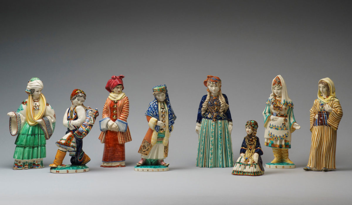 Αγαλματίδια με γυναικείες μορφές ντυμένες με τοπικές φορεσιές των Δωδεκανήσων, δημιουργίες του Egon Huber, ICARO Rodi (1933). Συλλογή Μουσείου Μπενάκη. 