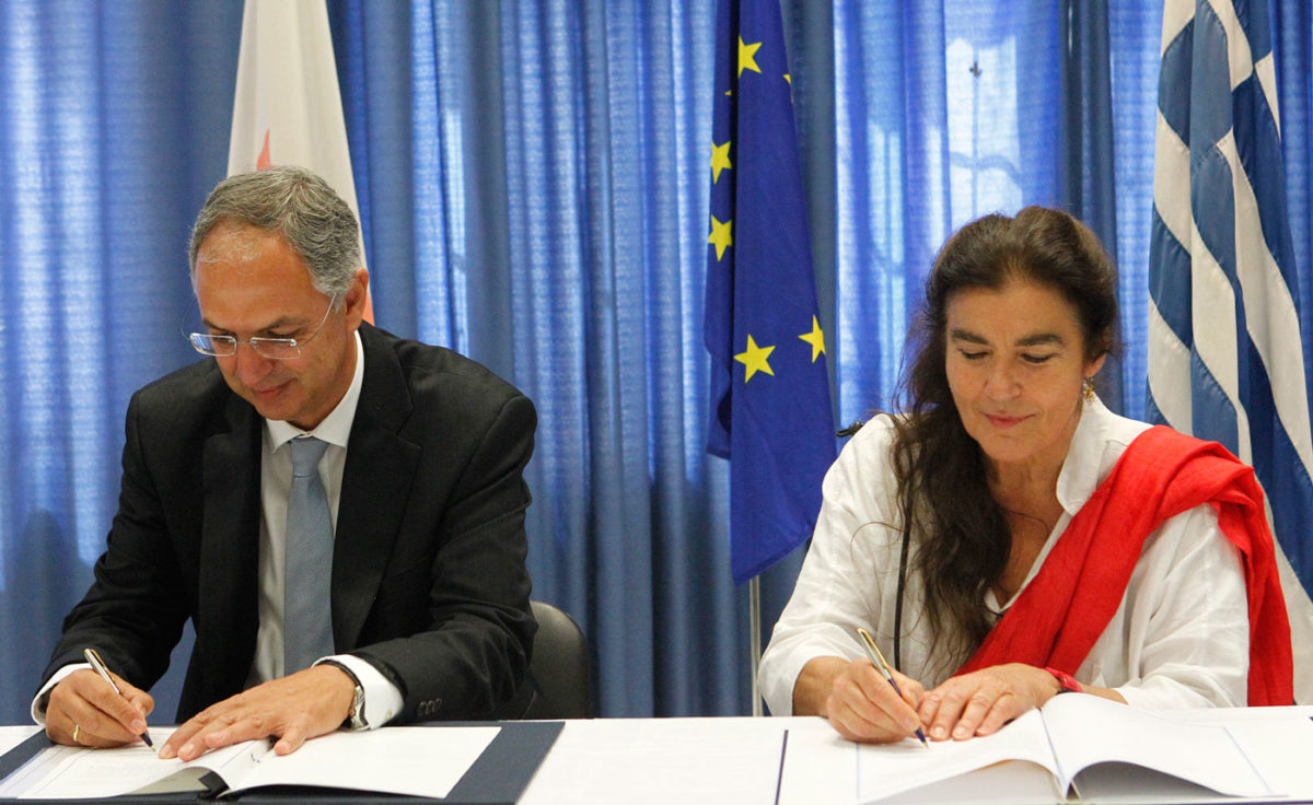 Το Μνημόνιο Συνεργασίας υπέγραψαν ο Υπουργός Παιδείας και Πολιτισμού της Κύπρου, Κώστας Καδής, και η Υπουργός Πολιτισμού και Αθλητισμού, Λυδία Κονιόρδου.