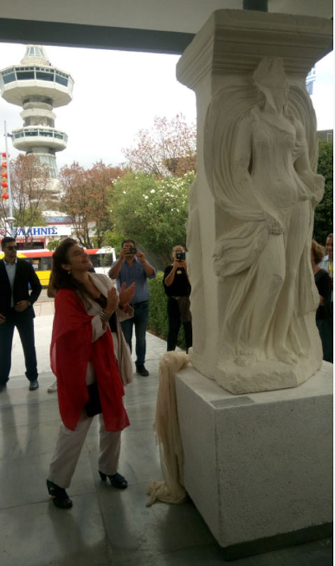 Η Υπουργός Πολιτισμού και Αθλητισμού, Λυδία Κονιόρδου, κατά τη διάρκεια των εγκαινίων της μόνιμης έκθεσης «Las Incantadas, Οι Μαγεμένες. Ένα μνημείο σαν παραμύθι» (φωτ.: ΥΠΠΟΑ).