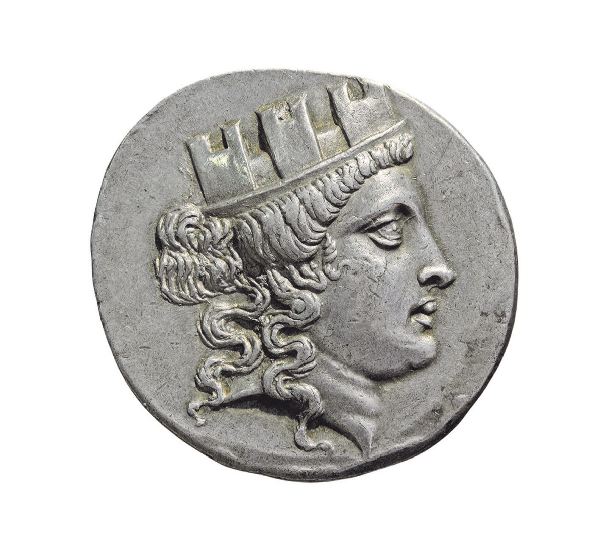 Αργυρό τετράδραχμο Σμύρνης με γυναικεία κεφαλή που φορά τειχόμορφο στέμμα (Τύχη πόλεως), μετά το 165 π.Χ. © Αθήνα, Νομισματική Συλλογή Alpha Bank (φωτ.: Π. Μαγουλάς).