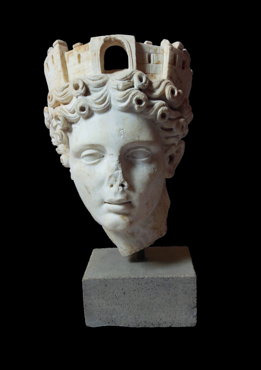 Μαρμάρινη κεφαλή πυργοστεφούς Τύχης, τέλη 1ου αι. μ.Χ. © Αρχαιολογικό Μουσείο Αρχαίας Κορίνθου (φωτογραφικό αρχείο ΕφΑ Κορινθίας).