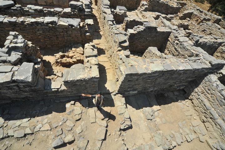 Νέα είσοδος στο μινωικό ανάκτορο της Ζωμίνθου που αποκαλύφθηκε στη διάρκεια της φετινής ανασκαφής (φωτ. ΥΠΠΟΑ).