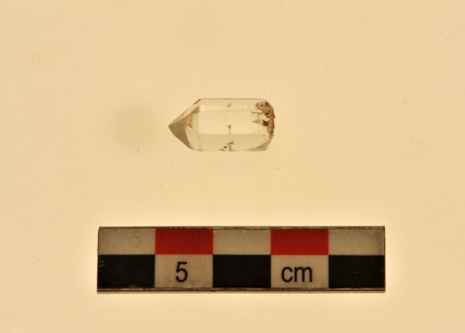 Ζώμινθος: Τμήμα ορείας κρυστάλλου, από τα πολλά που εντοπίστηκαν στους χώρους του εργαστηρίου (φωτ. ΥΠΠΟΑ).