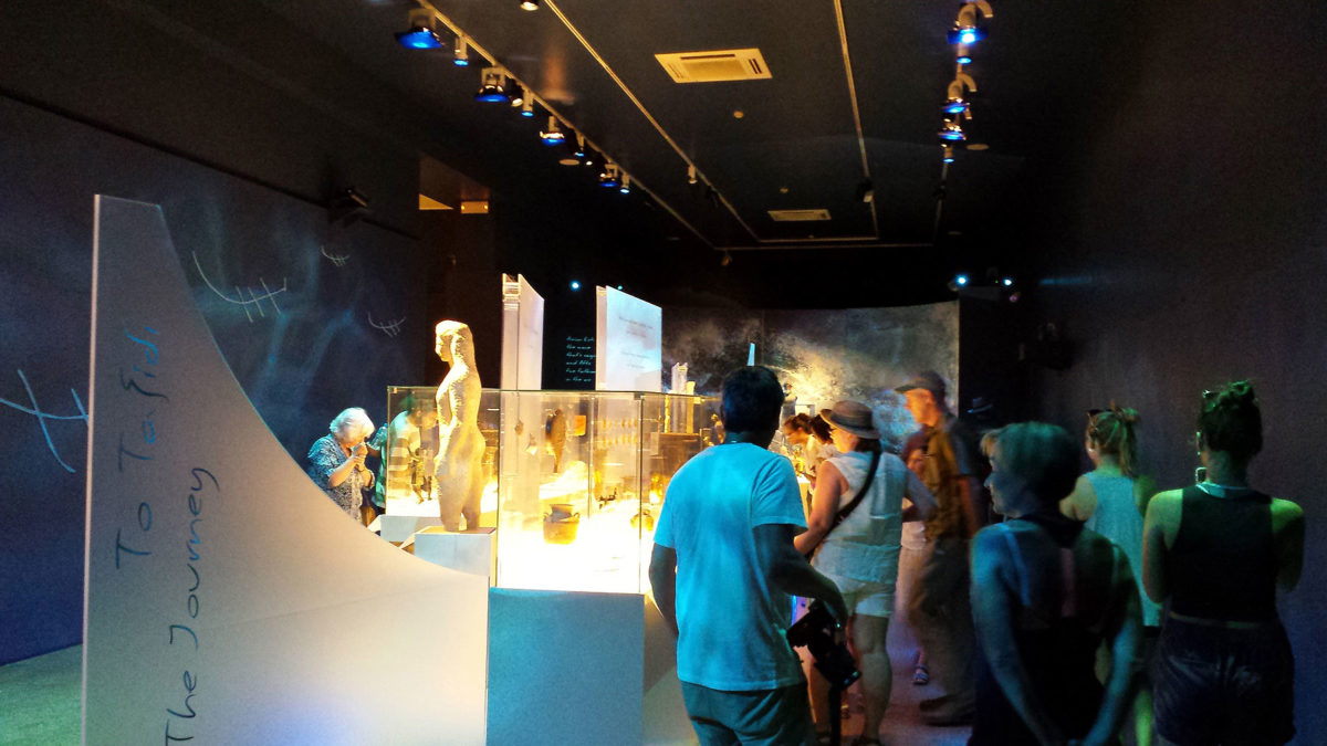 Επισκέπτες στην έκθεση «Οδύσσειες» του Εθνικού Αρχαιολογικού Μουσείου (© TAΠΑ/Εθνικό Αρχαιολογικό Μουσείο).