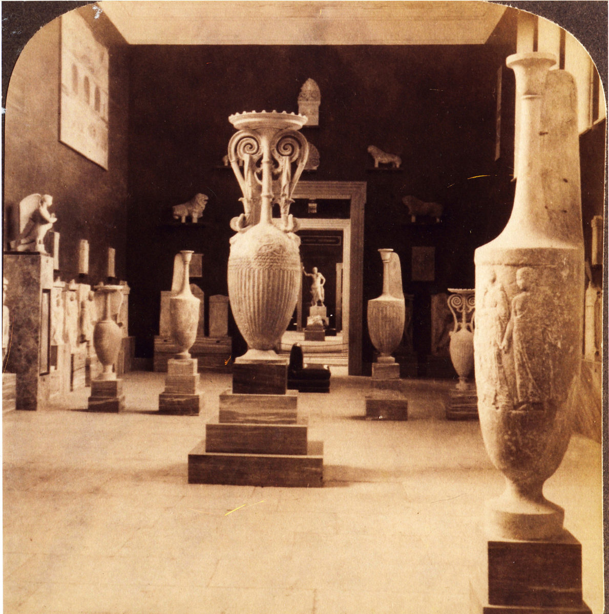 Εθνικό Αρχαιολογικό Μουσείο, πρώτο μισό 20ού αιώνα. Αίθουσα Επιτύμβιων Γλυπτών υστεροκλασικών χρόνων. Ψηφιοποιημένο αντίγραφο εκτυπωμένης φωτογραφίας (© Φωτογραφικό Αρχείο, Εθνικό Αρχαιολογικό Μουσείο).
