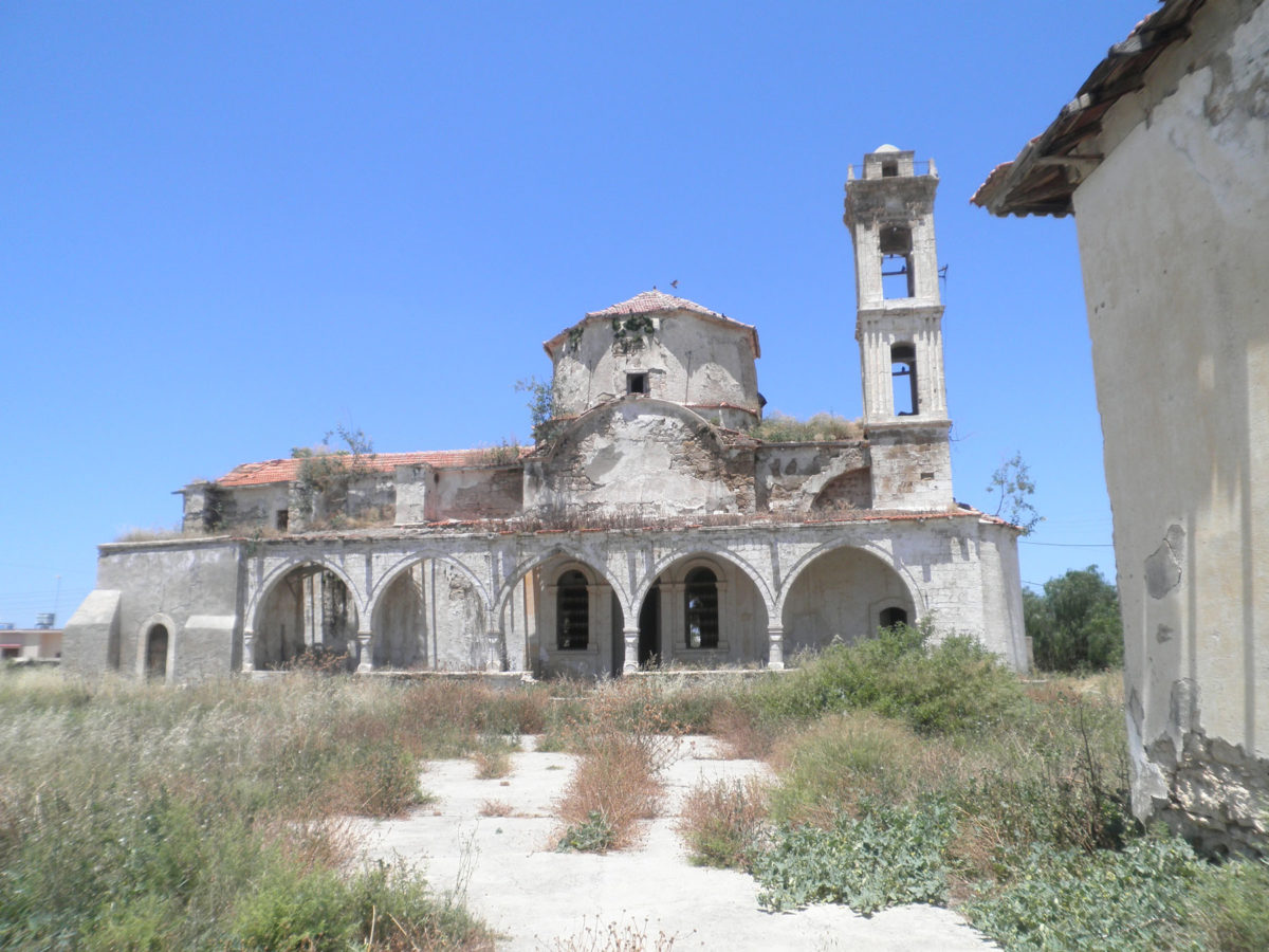 Ο ναός του Αρχαγγέλου Μιχαήλ στο κατεχόμενο Λευκόνοικο πριν από τις εργασίες αποκατάστασης (φωτ.: ΑΠΕ-ΜΠΕ/Α. Βικέτος, Δρ Διομήδης Μυριανθεύς, Δρ Χριστόδουλος Χατζηχριστοδούλου).