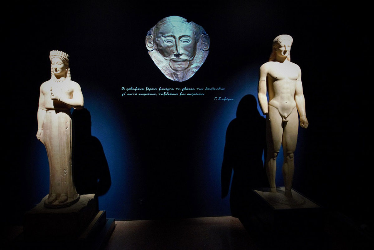Άποψη της περιοδικής έκθεσης «Οδύσσειες». Οι στίχοι του Γ. Σεφέρη συντροφεύουν τα επιτύμβια αγάλματα από τη Μερέντα Αττικής (© ΤΑΠΑ/Εθνικό Αρχαιολογικό Μουσείο). 