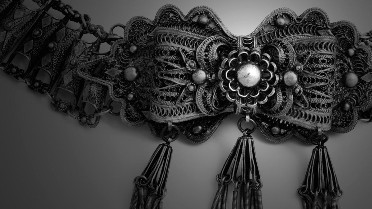 Το αγαπημένο πνεύμα του προμαχώνα ανοίγει στους επισκέπτες την ψυχή του και εξομολογείται τη δική του αιτία που τον εξέλιξε από πολεμιστή και σιδηρουργό σε μεγάλο μάστορα της αργυροτεχνίας. 