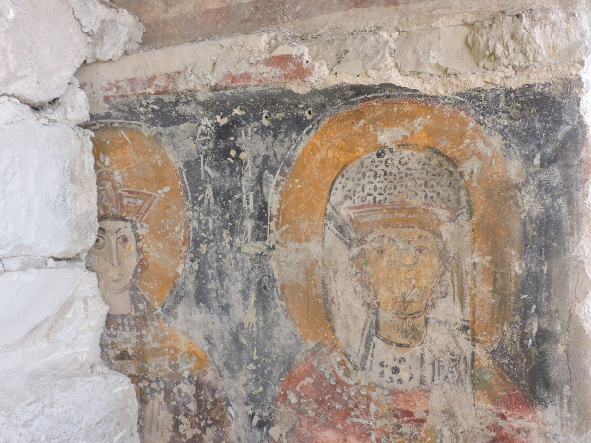Τοιχογραφία της Αγίας Βαρβάρας και της Αγίας Αικατερίνης στο ναό του Αρχαγγέλου Μιχαήλ στο Λευκόνοικο (φωτ.: ΑΠΕ-ΜΠΕ/Α. Βικέτος, Δρ Διομήδης Μυριανθεύς, Δρ Χριστόδουλος Χατζηχριστοδούλου).