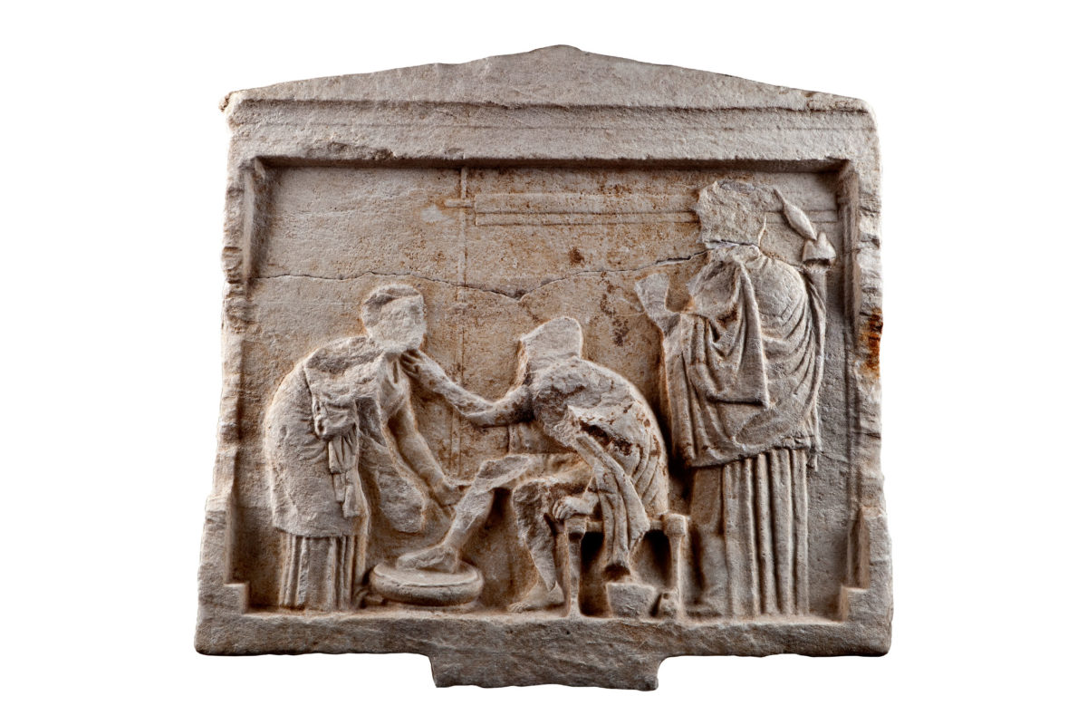 Αναθηματικό ανάγλυφο που φέρει παράσταση της σκηνής αναγνώρισης του Οδυσσέα από τη γριά τροφό του Ευρύκλεια. Στη δεξιά πλευρά, μπροστά σε όρθιο αργαλειό, η Πηνελόπη. Από το Μουζάκι Καρδίτσας, 4ος αι. π.Χ. (© TAΠΑ/Εθνικό Αρχαιολογικό Μουσείο).