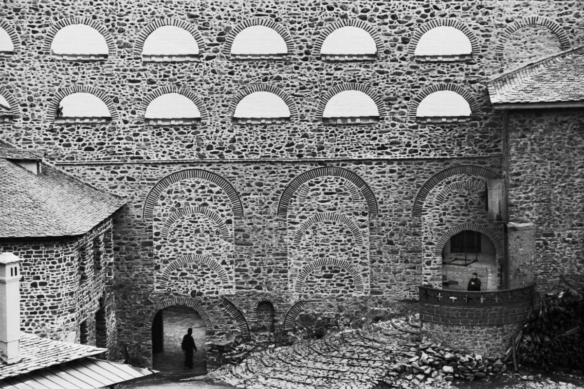 Φωτογραφία του Ali Borovali, που παρουσιάζεται στην έκθεση «Άγιον Όρος: Κατ’ εικόνα του φωτογραφικού βλέμματος». Πηγή φωτογραφίας: Αγιορειτική Εστία Θεσσαλονίκης.