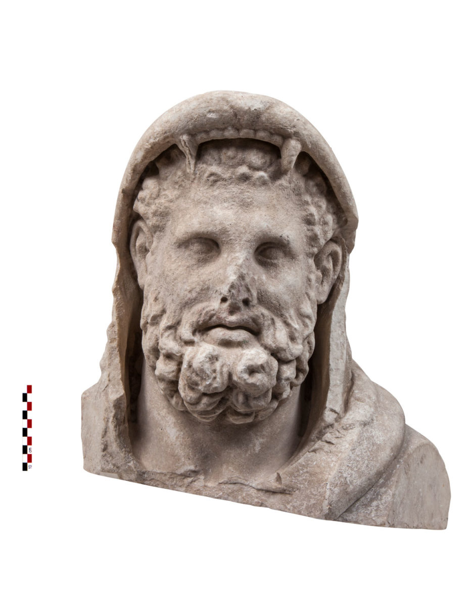 Μαρμάρινο γλυπτό που ήρθε στο φως στη διάρκεια της ανασκαφής στην Αρχαία Αλάσαρνα.