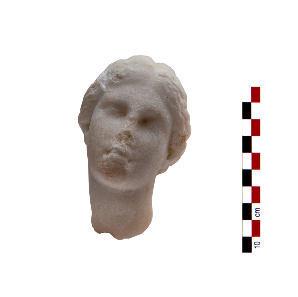 Μαρμάρινο γλυπτό που ήρθε στο φως στη διάρκεια της ανασκαφής στην Αρχαία Αλάσαρνα.