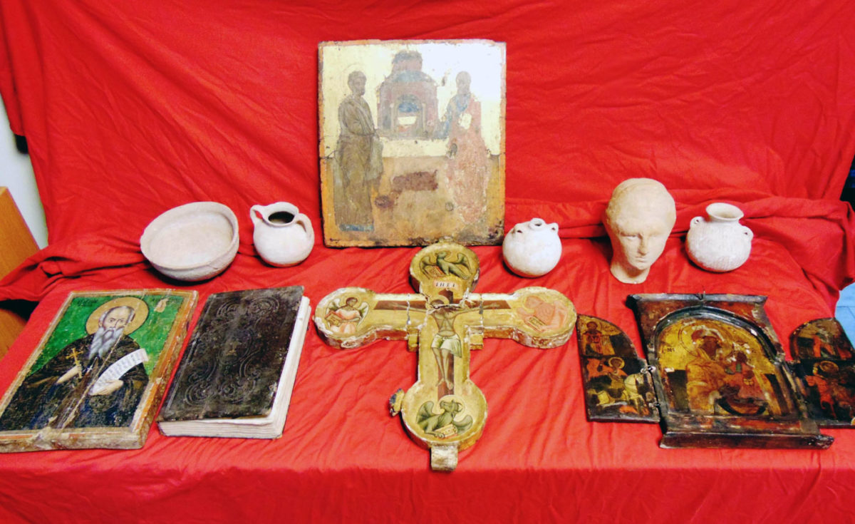 Από τα κατασχεθέντα αντικείμενα στο σπίτι και στο εργαστήριο ζωγραφικής ενός 67χρονου στη Θεσσαλονίκη (φωτ.: ΕΛΑΣ).