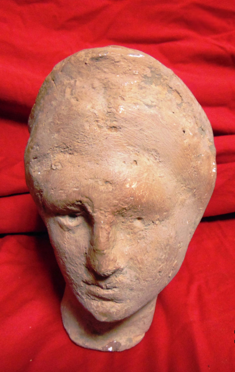 Από τα κατασχεθέντα αντικείμενα στο σπίτι και στο εργαστήριο ζωγραφικής ενός 67χρονου στη Θεσσαλονίκη (φωτ.: ΕΛΑΣ).