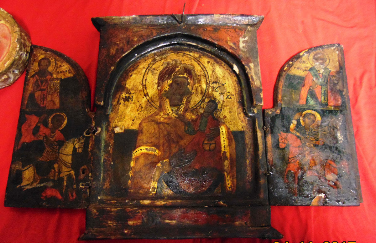 Από τα κατασχεθέντα αντικείμενα στο σπίτι και στο εργαστήριο ζωγραφικής ενός 67χρονου στη Θεσσαλονίκη (φωτ.: ΕΛΑΣ).