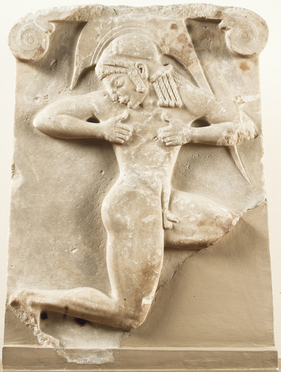 Επιτύμβιο ανάγλυφο «οπλιτοδρόμου». Βρέθηκε στην Αθήνα, ΝΔ του Θησείου. Γύρω στο 510 π.Χ. Γυμνός οπλίτης με αττικό κράνος παριστάνεται κινούμενος στο συμβατικό σχήμα του δρομέως. Η μορφή έχει ερμηνευθεί και ως χορευτής ενός πολεμικού χορού, του πυρριχίου. (© Εθνικό Αρχαιολογικό Μουσείο/TAΠΑ).