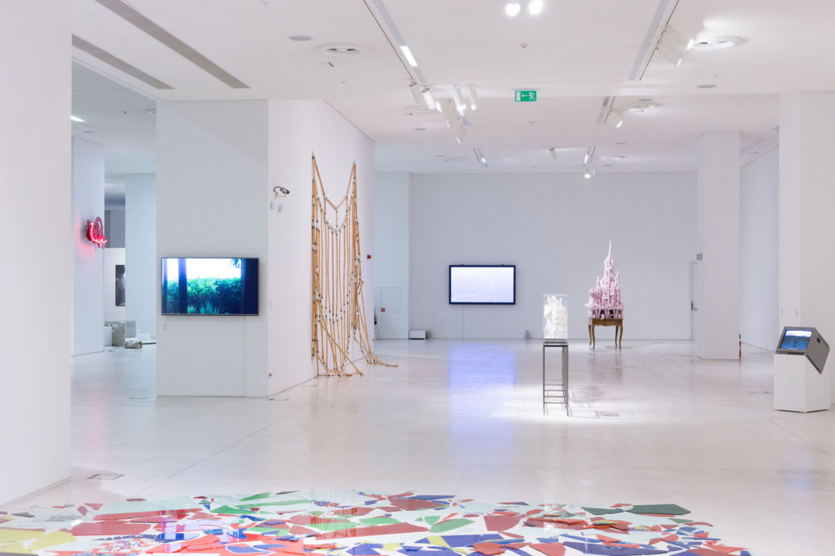 «Νέα Αποκτήματα (2014-2017) της συλλογής του ΕΜΣΤ» είναι ο τίτλος της έκθεσης που παρουσιάζεται στην Αίθουσα Περιοδικών Εκθέσεων του Μουσείου (φωτ.: ΕΜΣΤ).