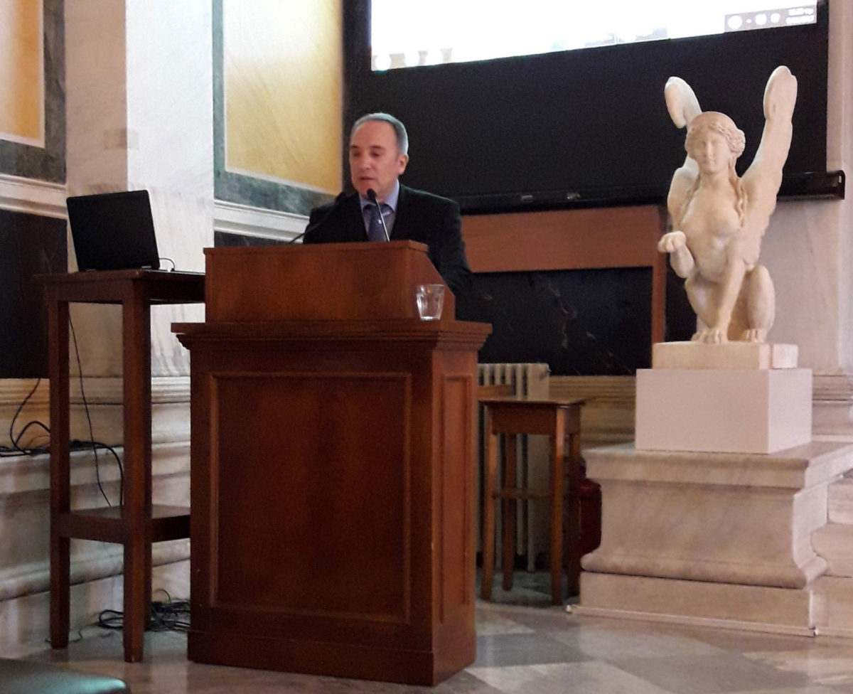 Ο διευθύνων το Κέντρο Ερεύνης της Ελληνικής Λαογραφίας, Ευάγγελος Καραμανές, κατά τη διάρκεια της ομιλίας του.