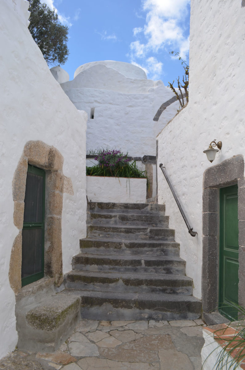 Άποψη του κτιριακού συγκροτήματος του Σπηλαίου της Αποκάλυψης στην Πάτμο (φωτ.: ΑΠΕ-ΜΠΕ / Ν. Κεφαλά / Π. Χατζηιωάννου).