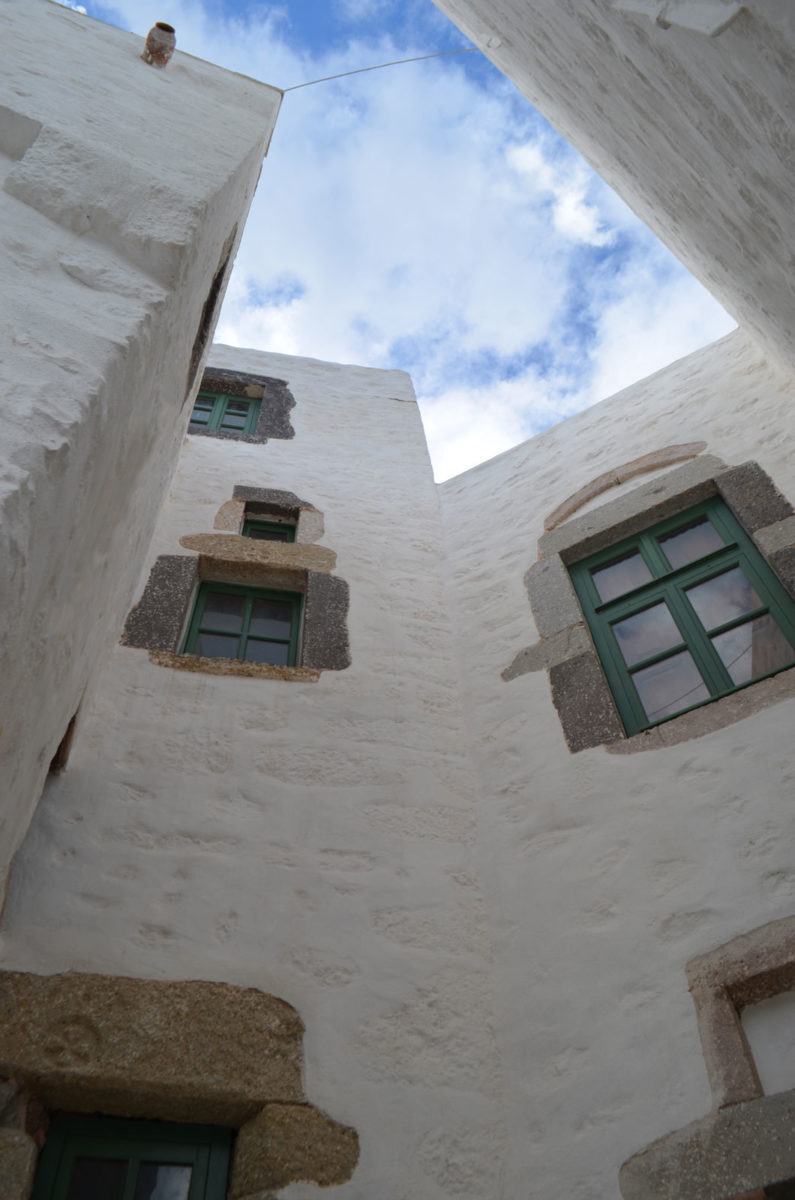 Άποψη του κτιριακού συγκροτήματος του Σπηλαίου της Αποκάλυψης στην Πάτμο (φωτ.: ΑΠΕ-ΜΠΕ / Ν. Κεφαλά / Π. Χατζηιωάννου).