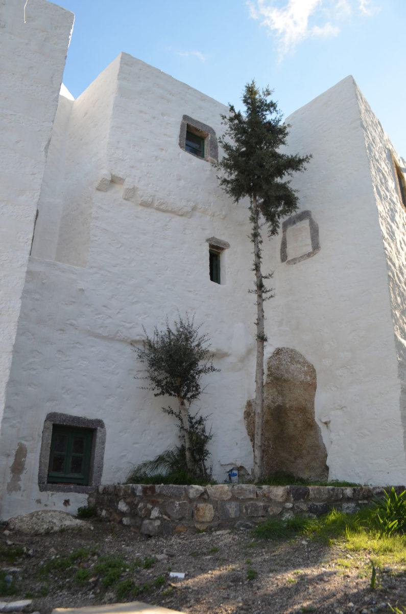 Άποψη του κτιριακού συγκροτήματος του Σπηλαίου της Αποκάλυψης στην Πάτμο (φωτ.: ΑΠΕ-ΜΠΕ / Ν. Κεφαλά / Π. Χατζηιωάννου).