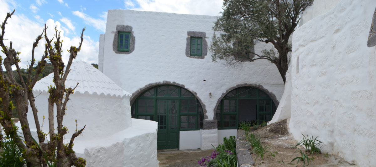 Άποψη του κτιριακού συγκροτήματος του Σπηλαίου της Αποκάλυψης στην Πάτμο (φωτ.: ΑΠΕ-ΜΠΕ / Ν. Κεφαλά / Π. Χατζηιωάννου).