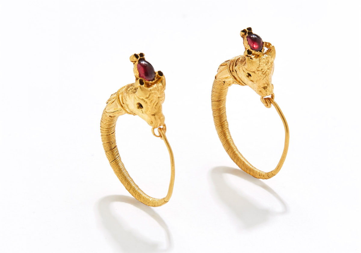 Έκθεμα από την περιοδική έκθεση «Vanity – Ιστορίες κοσμημάτων από τις Κυκλάδες», που παρουσιάζεται στο Αρχαιολογικό Μουσείο Μυκόνου (φωτ.: ΑΠΕ-ΜΠΕ). 