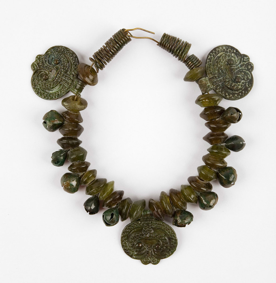 Περιδέραιο, με γυάλινες χάντρες και μπρούντζινα περίαπτα. Widohoszcz, Λευκορωσία. 11ος-13ος αι. (© Κρατικό Αρχαιολογικό Μουσείο Βαρσοβίας).